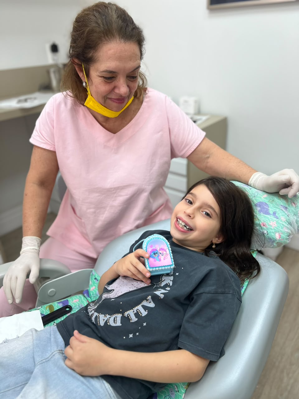 Doutora atendendo crian&ccedil;a na odontopediatria